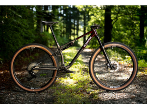SUPERIOR XF 9.6 Team Red Carbon/Matte Carbon