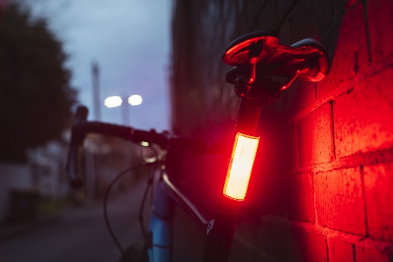 Bezpečně na kole: světla, helmy či aplikace Záchranka