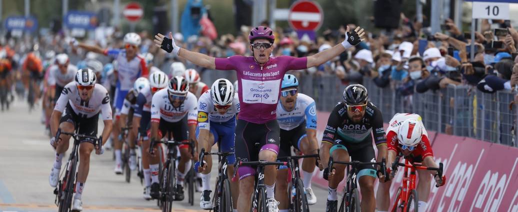 Arnaud Démare na Lapierre si dojel už pro čtvrté vítězství v rámci Giro d'Italia